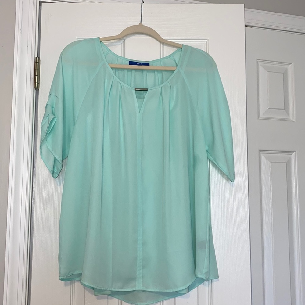 Apt. 9 blouse w/under tank, mint green. Excellent.